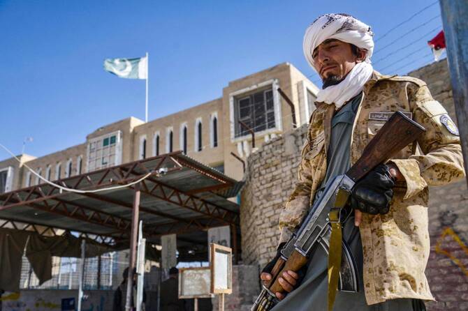 Pakistan reports a new clash with Afghan forces along border