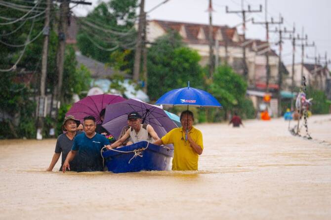 Thailand to airlift critical patients as southern floods kill 33