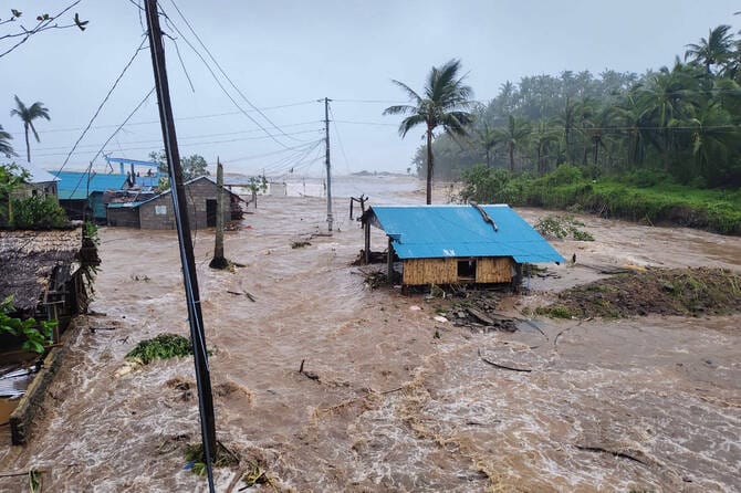 Hundreds of people dead as Sri Lanka faces worst floods in decades