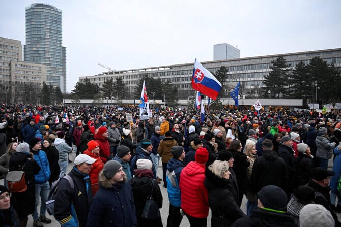 Slovak parliament passes law to abolish whistleblower protection office