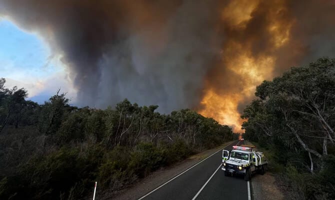 Australian bushfires raze homes, cut power to tens of thousands