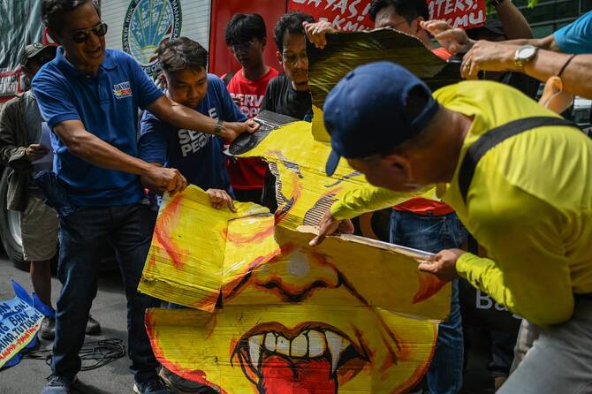 China protests over Philippine coast guard’s Xi images